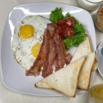 colazione con uova e pancetta